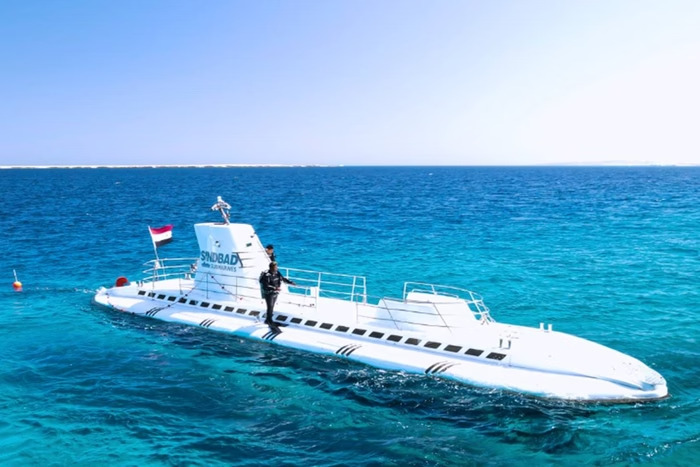Submarino com turistas russos naufraga no Egito; seis morrem